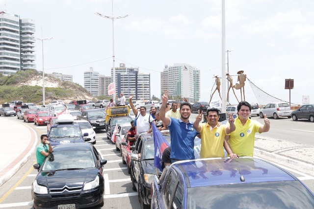 Ao lado do candidato a vice, Roberto Rocha Jr., e do deputado federal e presidente do PP, André Fufuca, Wellington percorreu vários bairros em carreata