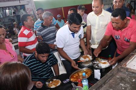 Na feira do joão Paulo, Wellington e seu vice, Roberto Jr., degustaram mocotó