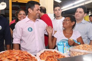 Wellington conversa descontraidamente com feirante do Mercado Central