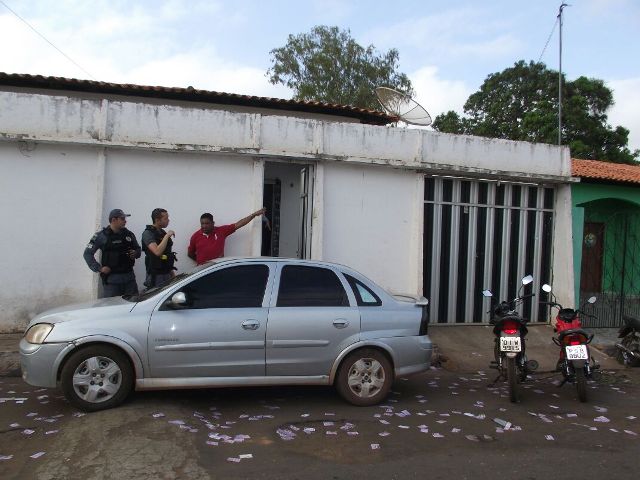 Policias militares foram à casa do prefeito apurar as primeiras informações sobre o atentado