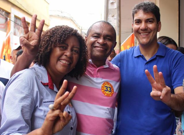 Cezar Bombeiro entre a vereadora Rose Sales e o candidato Eduardo Braide durante caminhada na  Rua Grande 