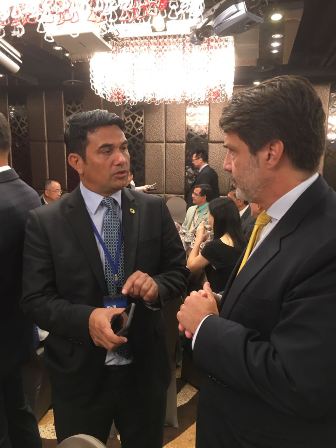 Wellington conversa com integrante da missão oficial no parlamento de Taiwan