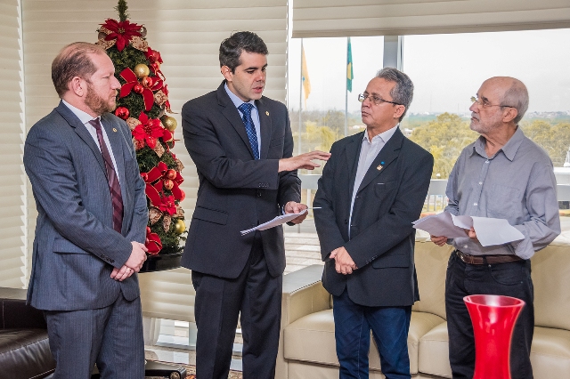 Adriano Sarney dialoga com o vice-presidente da AL, Othelino Neto, e representantes do Imesc