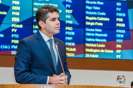 Adriano pediu vistas de dois projetos que atingem o empresariado e o bolso do contribuinte