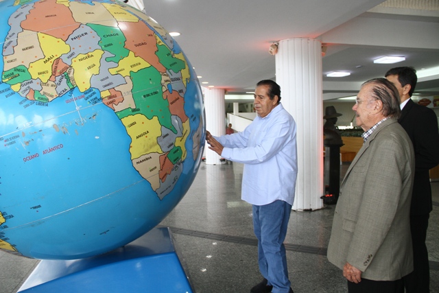 Mauro Fecury mostra imenso globo terrestre a José Sarney, observado pelo reitor Saulo Martins (Fotos: Biné Morais/O Estado)