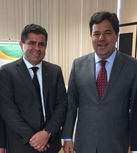 Ricardo Guterres  com o ministro da Educação, Mendonça Filho, na cerimônia de entrega do Prêmio Aluno Nota 10  