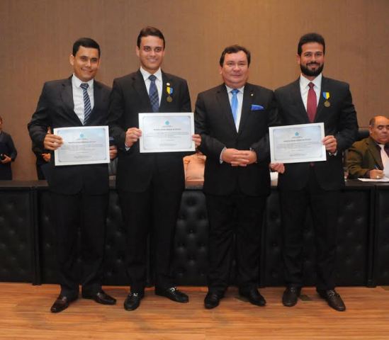 Vereador Ivaldo Rodrigues homenageou os irmãos Gil e Glalbert Cutrim com a medalha 