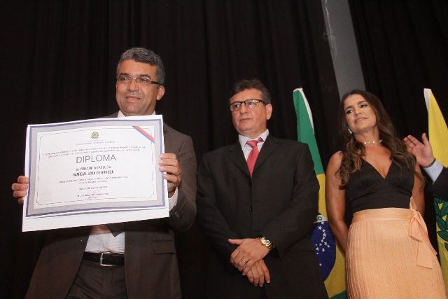 Marcial Lima exibe, com orgulho, o diploma de vereador, que oficializou o início da sua carreira política