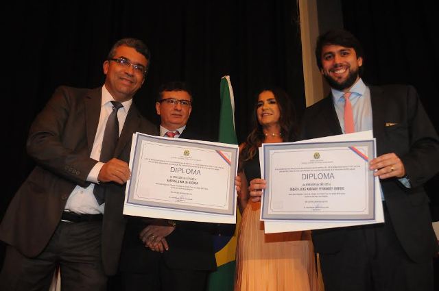 Vereadores Marcial Lima e Pedro Lucas Fernandes exibem diplomas entregues pela Justiça Eleitoral