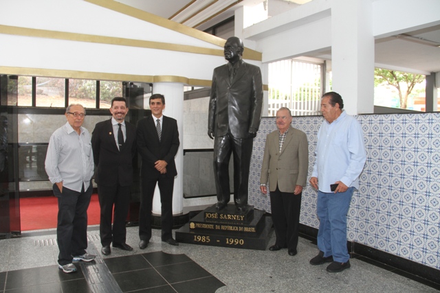 José Sarney com Mauro Fecury, Benedito Buzar e o reitor Saulo Martins ao lado de estátua em homenagem ao ex-presidente 