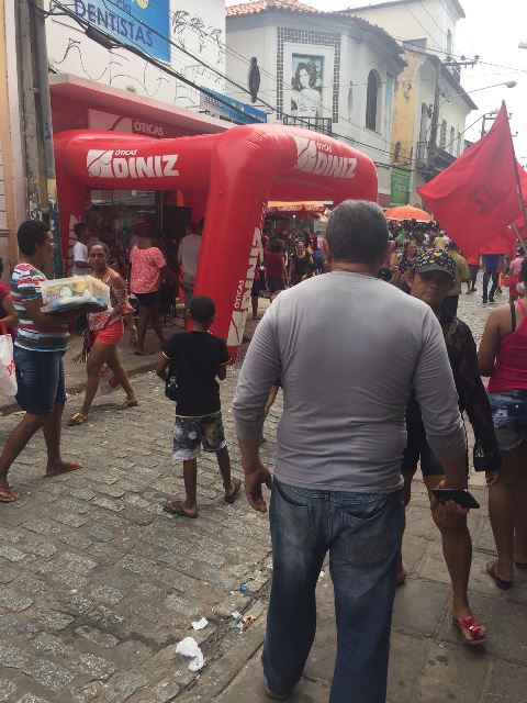 Tenta inflável das Óticas Diniz ocupa toda a calçada e se projeta pela rua 