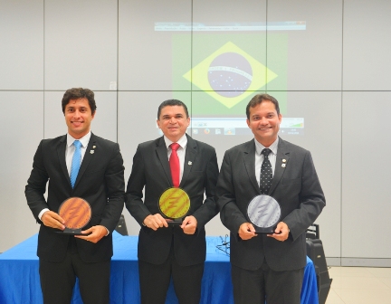 O diretor-geral do TRE-MA, Gilson Borges, recebeu o troféu Ouro em nome da instituição