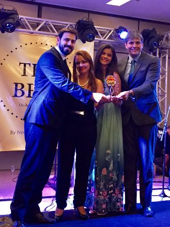 Diretor da Faene, Ricardo Carreira, sua esposa, Michele Carreira, e a filha, Mickaela Carreira, recebem o prêmio The Best das mãos do novo presidente da Associação Comercial do Maranhão, Felipe Mussalém