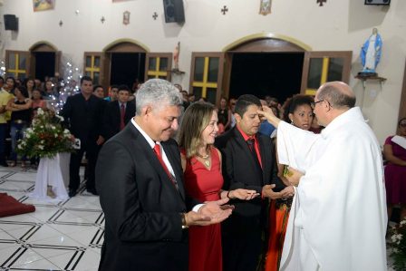 Zé Martins e a primeira-dama recebe as bênçãos de padre durante celebração 