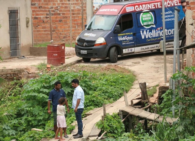 Wellington conversa com homem e criança durante passagem do Gabinete Móvel por bairro da zona rural da capital