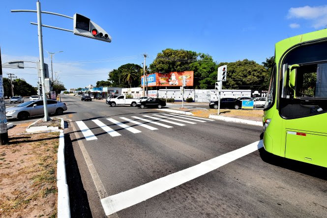 Entrada Para O Subsolo Com Cartaz De Peão. Cantos Rodoviários Na Cidade.  Infraestrutura Urbana. Imagem de Stock - Imagem de sentido, transporte:  202885975