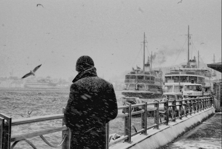 152864__black-and-white-male-man-sea-ships-port-sea-gulls-snow-fence-nostalgia-memories_p