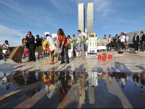 Manifestantes lavam a rampa do Congresso pelo Ficha Limpa