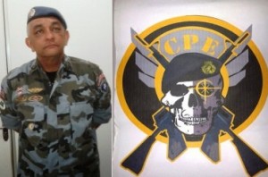  O comandante do CPE, coronel Ivaldo Barbosa, ao lado do símbolo da unidade 
