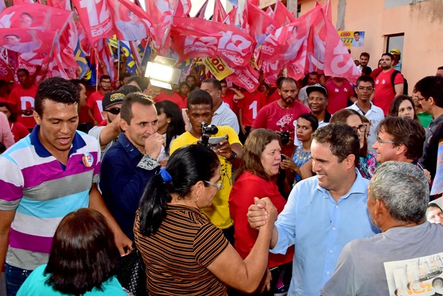 Edvaldo é recibido com festa pelos moradores da região da Cidade Operária, com destaque para o líder comunitário da Santa Clara, Pastor Laerte, que apare ao fundo.