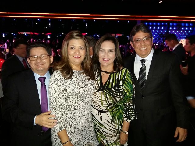 A Diretora de Gente da CEMAR e da CELPA Carla Medrado, entre gestores da CELPA durante a solenidade de premiação do GPTW.