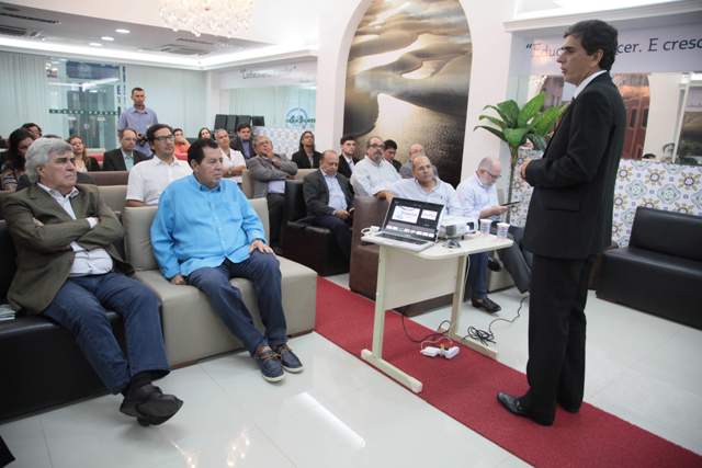 Foto: Flora Dolores: Reitor   da Universidade Ceuma, Saulo Martins, apresenta cursos de pós-graduação da instituição ao presidente do CAPES, Baeta Neves