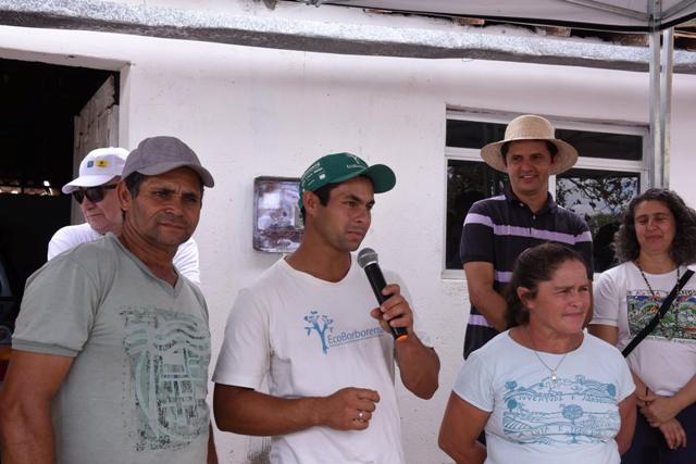  Delfino da Silva Oliveira, 23 anos, e sua família faz parte da Ecoborborema e recentemente começou a experimentar a atividade de apicultor. Para ele, participar do projeto, que conta com recursos não reembolsáveis da Fundação Banco do Brasil 