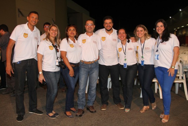 Equipe de comunicação e Marketing da Cemar posando com Wesley Almeida e sua esposa.