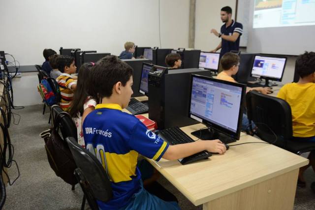 Alunos de 7 a 13 anos em contato direto com o aprendizado de lógica computacional no Colégio Dom Bosco.