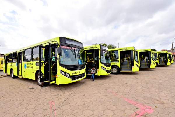 17369_prefeito_entrega_onibus_climatizados_221116_fotobaeta2