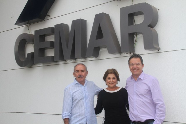 A educadora Ceres Murad, autora do projeto Ópera para Todos, entre o Dir. José Jorge Soares e o Vice - Presidente da CEMAR Sérvio Túlio; patrocinadores do projeto que terá apresentação popular na Praça Maria Aragão.