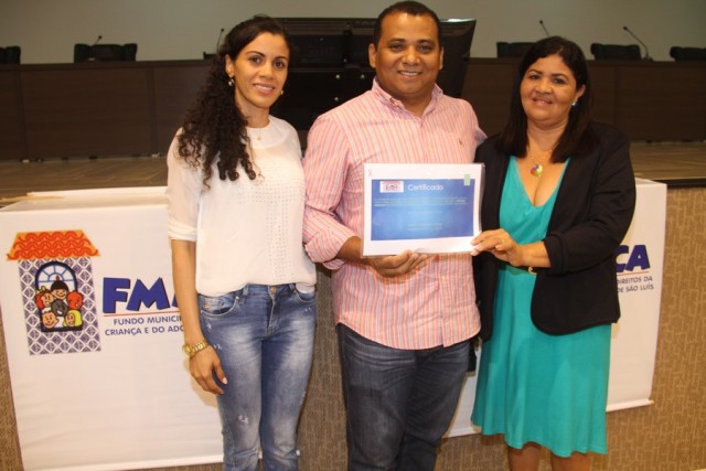 A Pres. do Conselho Municipal dos Direitos da Criança e do Adolescente São Luís, Janicelma de Sousa e Darly Garcêz entregando ao Diretor da Potiguar Ricardo Silva, o certificado de empresa parceira da causa das pessoas com deficiência.