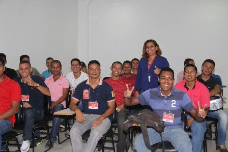 A professora de hidráulica Lucinalva Almeida, do SENAI, com os 25 alunos da turma.