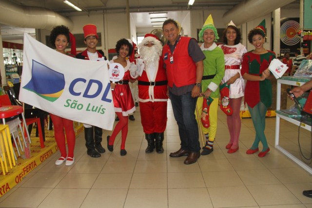  O Presidente do Grupo Potiguar Marcelo Brasil com integrantes do cortejo natalino do CDL São Luís.