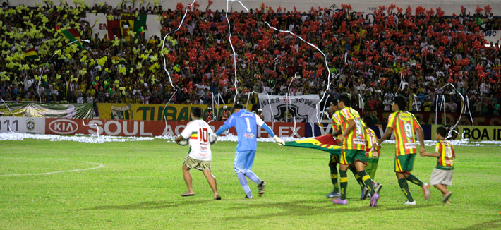 Chuva não atrapalha festa da torcida no Recife com a 2ª vitória do Brasil  na Copa do Mundo, Pernambuco